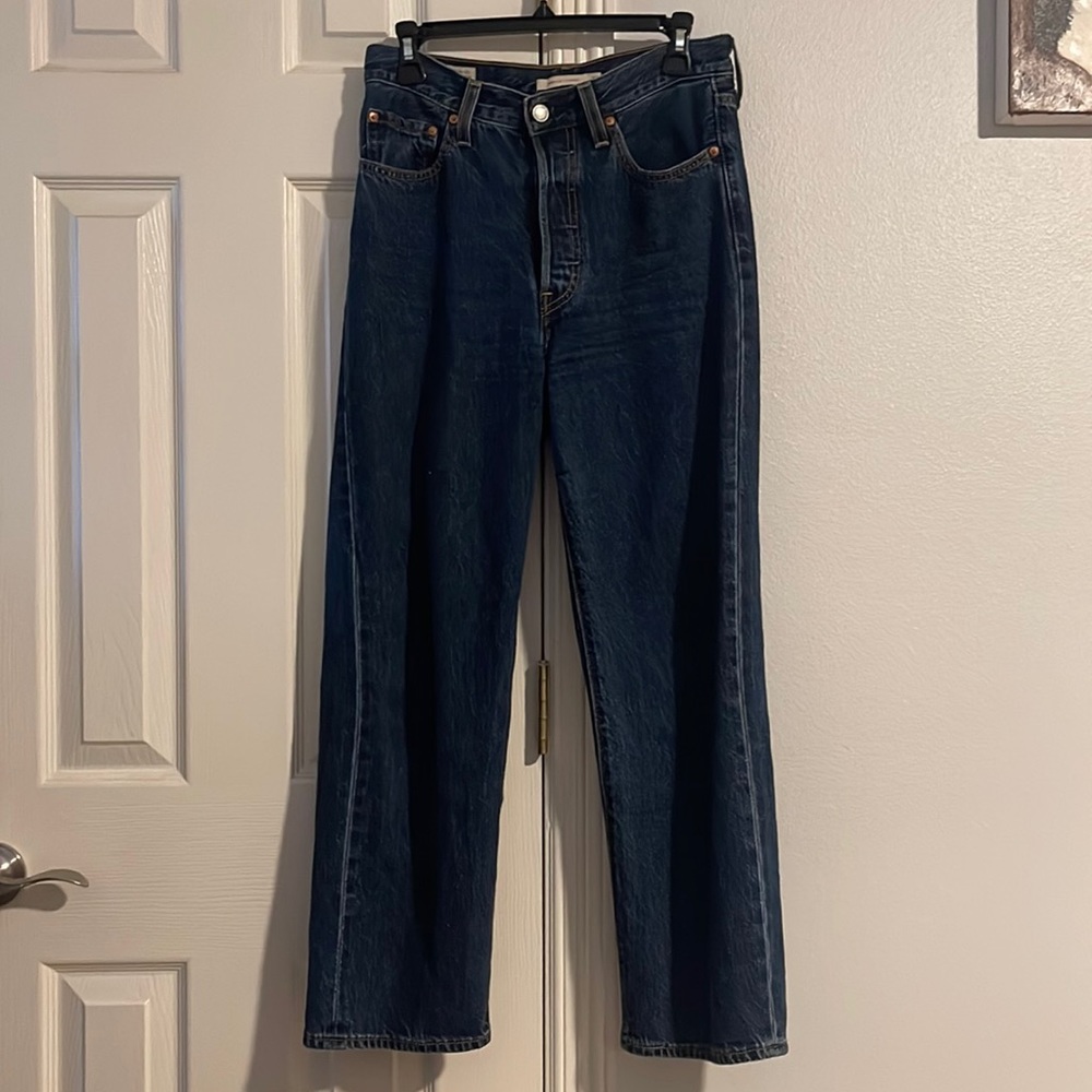 LEVI'S PREMIUM Ribcage Straight. Medium Indigo Wash Size 27. Inseam 27.